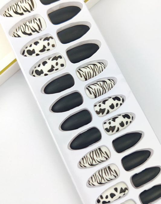 Black & White Artificial Printed Nails